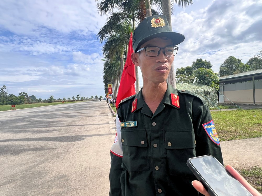 Tập luyện trước ngày tổng hợp luyện diễu binh, diễu hành lần 2: “Đứng được 2 tiếng 50 phút thì em bị sốc nhiệt” - ảnh 2