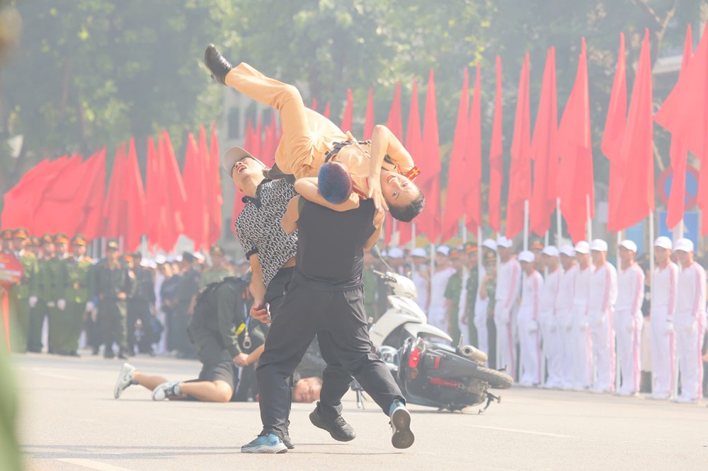 Hoành tráng màn biểu diễn của Công an TP tại “Ngày hội vì Thủ đô bình yên” - ảnh 5