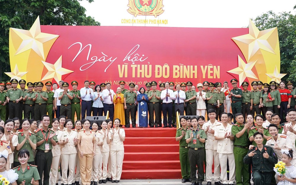 Hoành tráng màn biểu diễn của Công an TP tại “Ngày hội vì Thủ đô bình yên” - ảnh 1