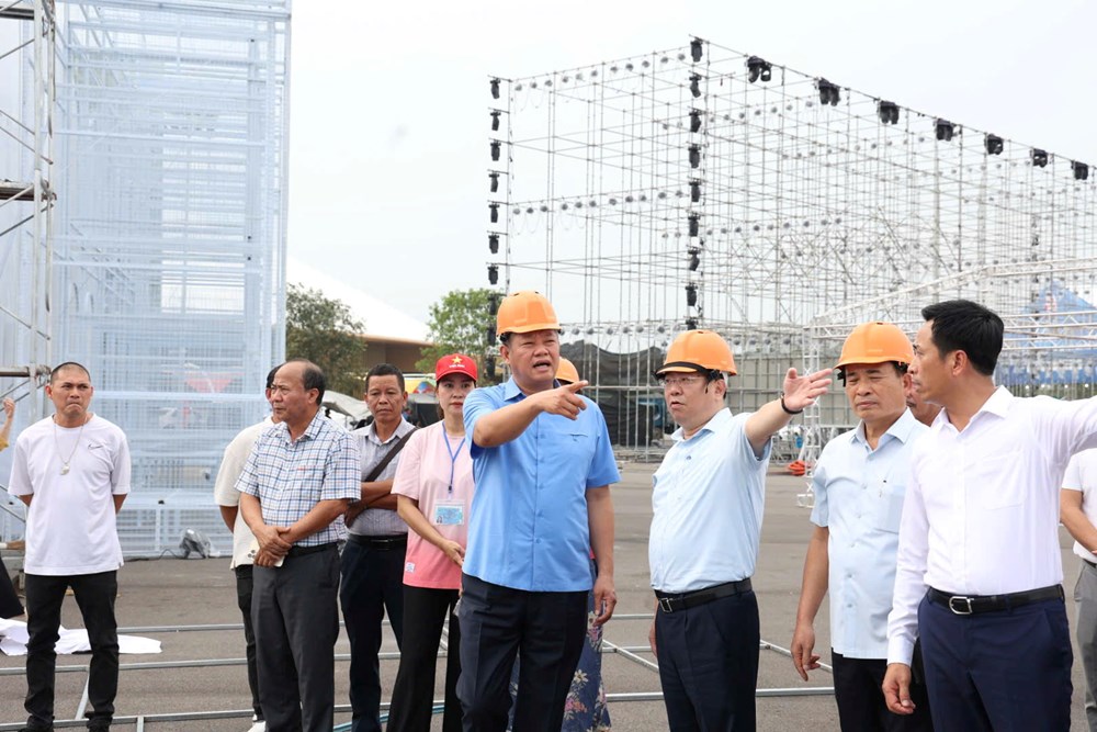 Phó Chủ tịch UBND TP Hà Nội kiểm tra tiến độ thi công tại Triển lãm Thành tựu đất nước - ảnh 2