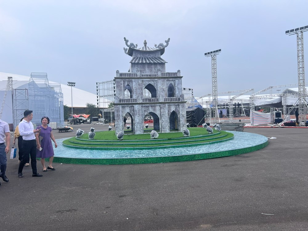 Phó Chủ tịch UBND TP Hà Nội kiểm tra tiến độ thi công tại Triển lãm Thành tựu đất nước - ảnh 5