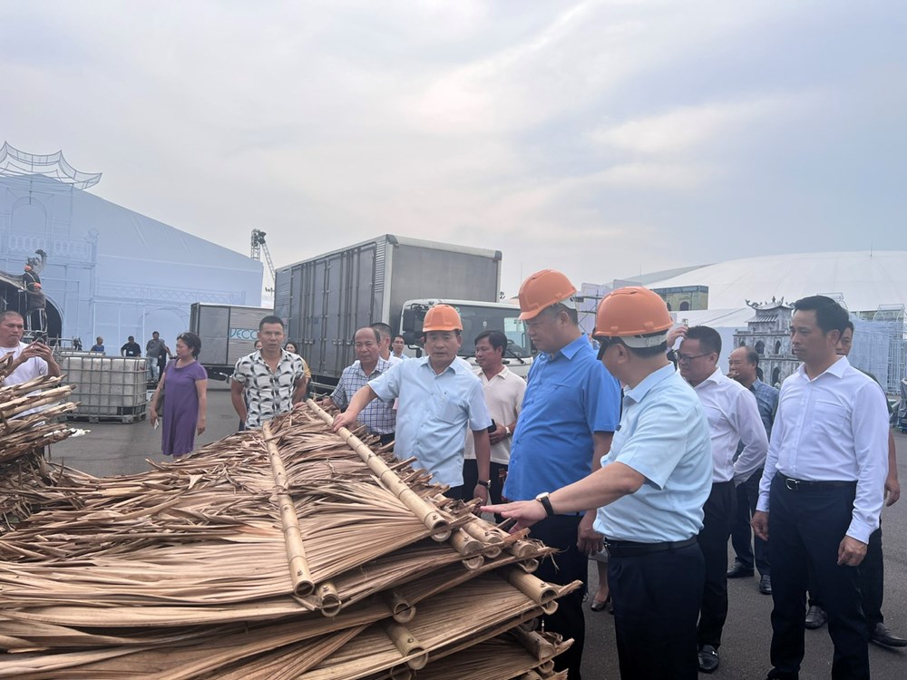 Phó Chủ tịch UBND TP Hà Nội kiểm tra tiến độ thi công tại Triển lãm Thành tựu đất nước - ảnh 3