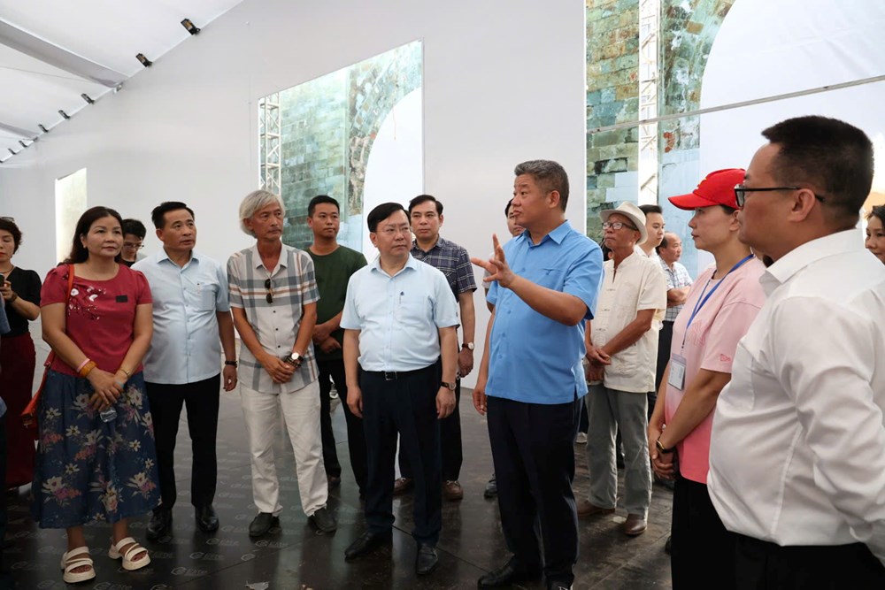 Phó Chủ tịch UBND TP Hà Nội kiểm tra tiến độ thi công tại Triển lãm Thành tựu đất nước - ảnh 1
