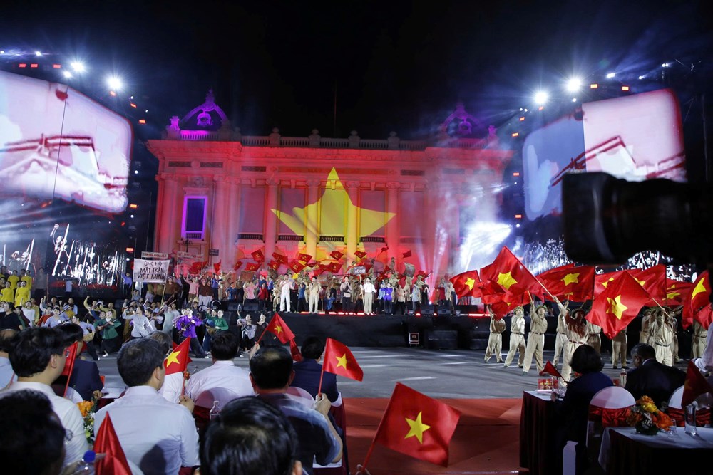 Thủ tướng dự Chương trình nghệ thuật “Hà Nội - Từ mùa thu lịch sử năm 1945” - ảnh 5
