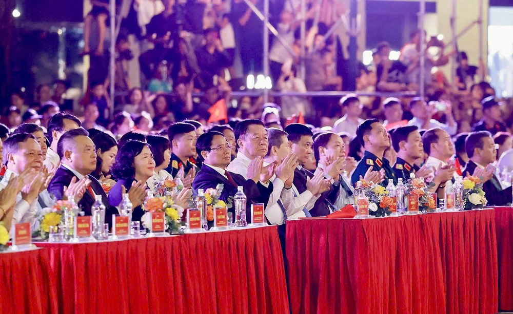 Thủ tướng dự Chương trình nghệ thuật “Hà Nội - Từ mùa thu lịch sử năm 1945” - ảnh 1