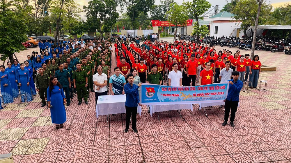 Đồng loạt chào cờ “Tôi yêu Tổ quốc tôi” và hát Quốc ca trên toàn quốc - ảnh 4