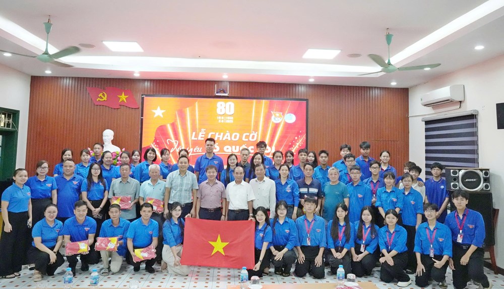 Đồng loạt chào cờ “Tôi yêu Tổ quốc tôi” và hát Quốc ca trên toàn quốc - ảnh 5