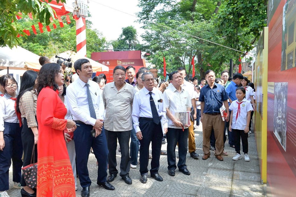 Trưng bày tư liệu, hình ảnh về  “Cổ Loa - Truyền thống và cách mạng” - ảnh 2