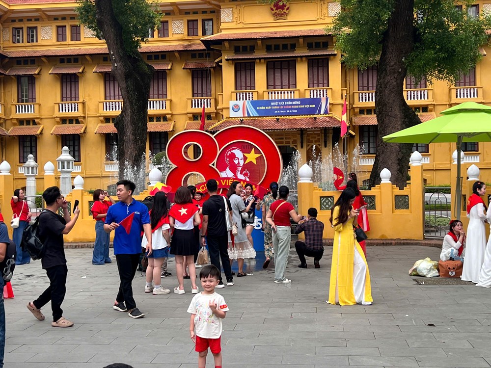 Người dân háo hức đón chờ xem hợp luyện diễu binh, diễu hành - ảnh 10