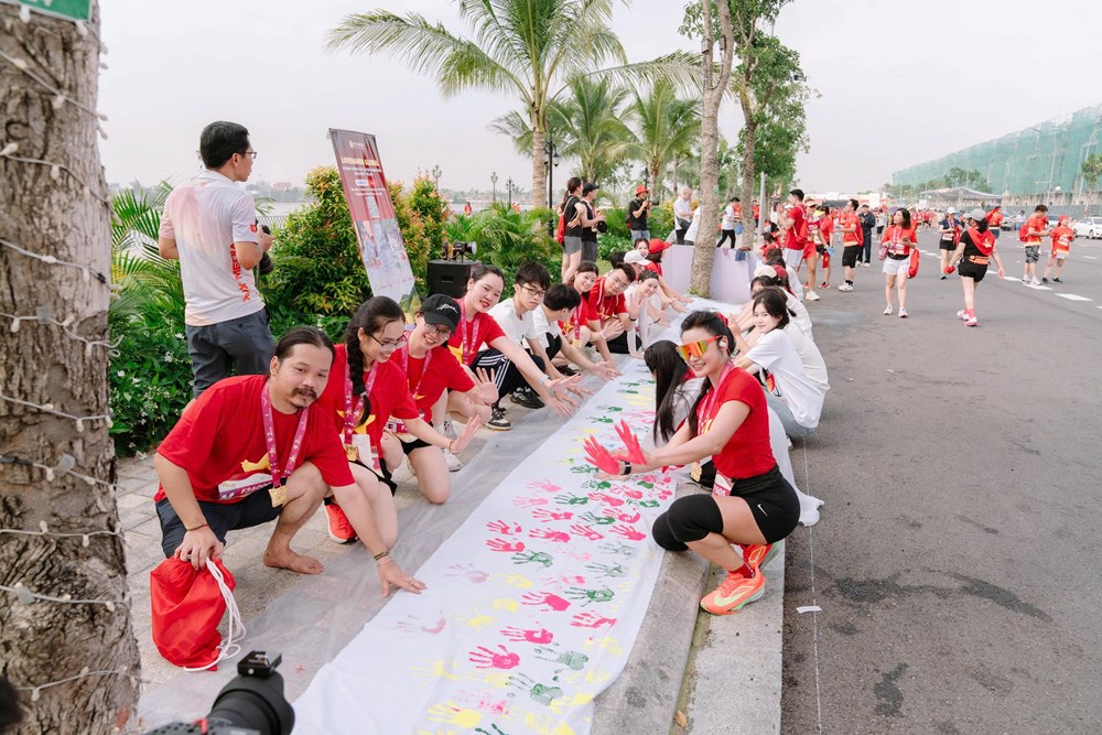 Hơn 21.000 người tạo nên “biển đỏ sao vàng” và thông điệp xanh vì môi trường - ảnh 2