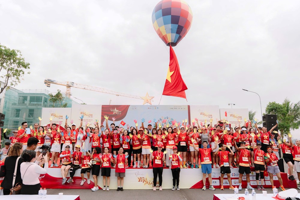 Hơn 21.000 người tạo nên “biển đỏ sao vàng” và thông điệp xanh vì môi trường - ảnh 3