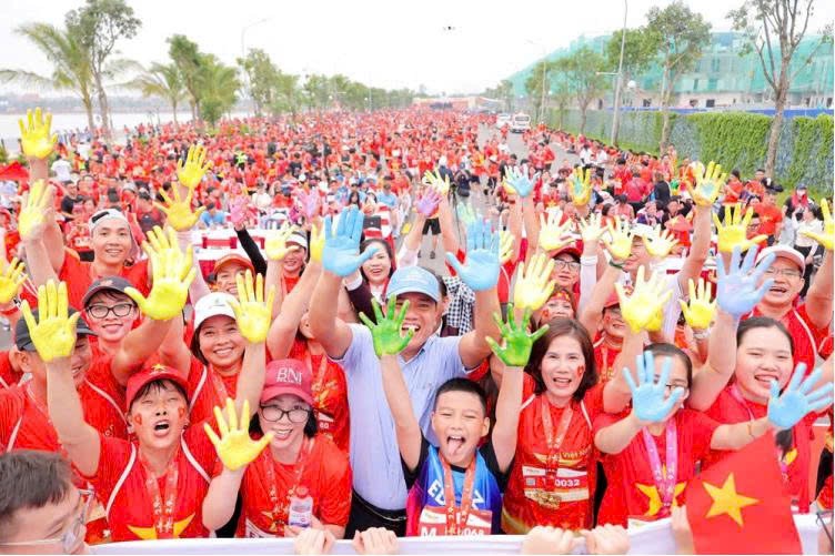 Hơn 21.000 người tạo nên “biển đỏ sao vàng” và thông điệp xanh vì môi trường - ảnh 1