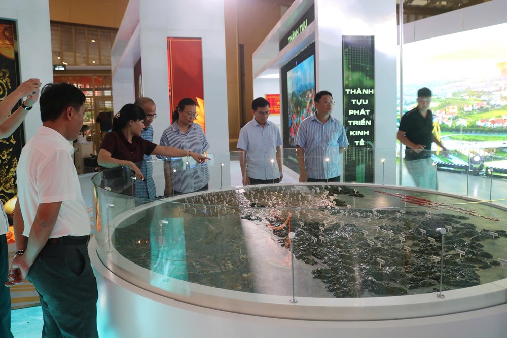 Bắc Ninh: Nhiều hoạt động nghệ thuật, tương tác tại Triển lãm “Thành tựu đất nước“ - ảnh 6