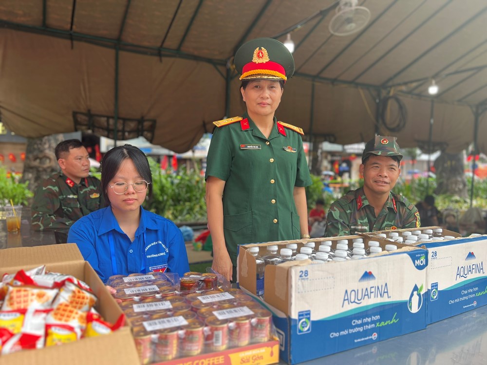 Bộ Tư lệnh thủ đô Hà Nội dựng 10 nhà bạt và cung cấp nhu yêu phẩm phục vụ nhân dân - ảnh 3