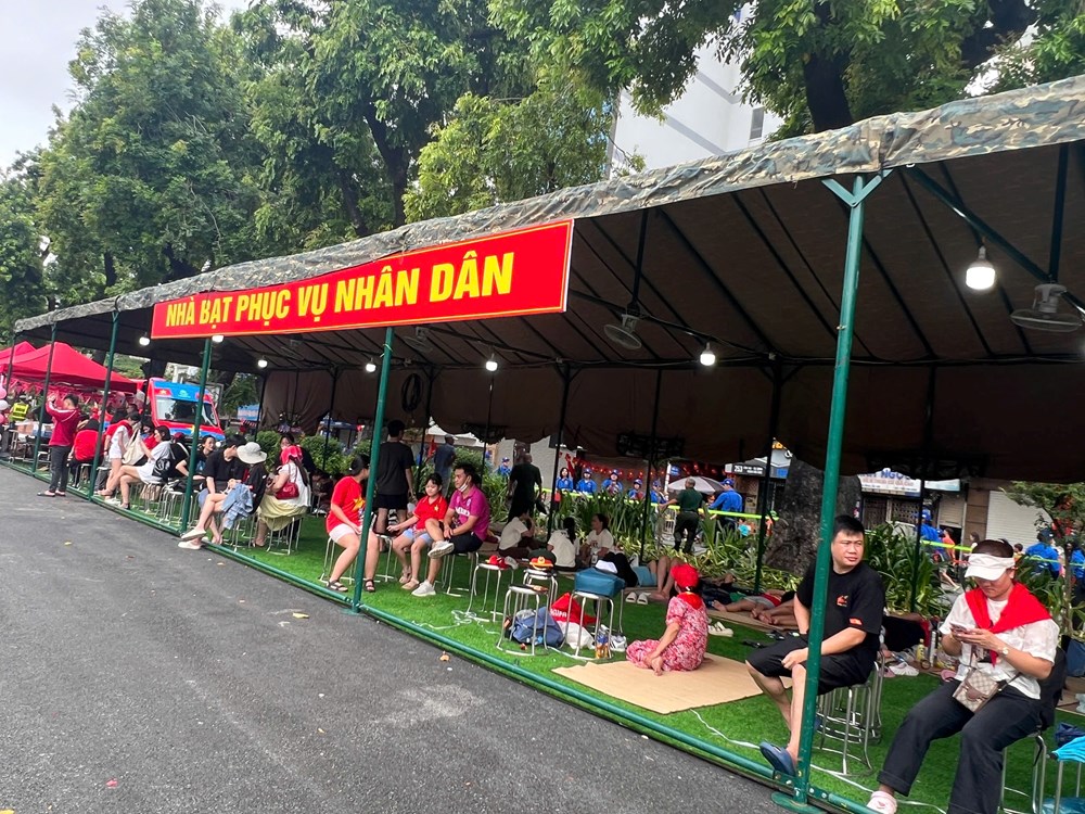 Bộ Tư lệnh thủ đô Hà Nội dựng 10 nhà bạt và cung cấp nhu yêu phẩm phục vụ nhân dân - ảnh 1