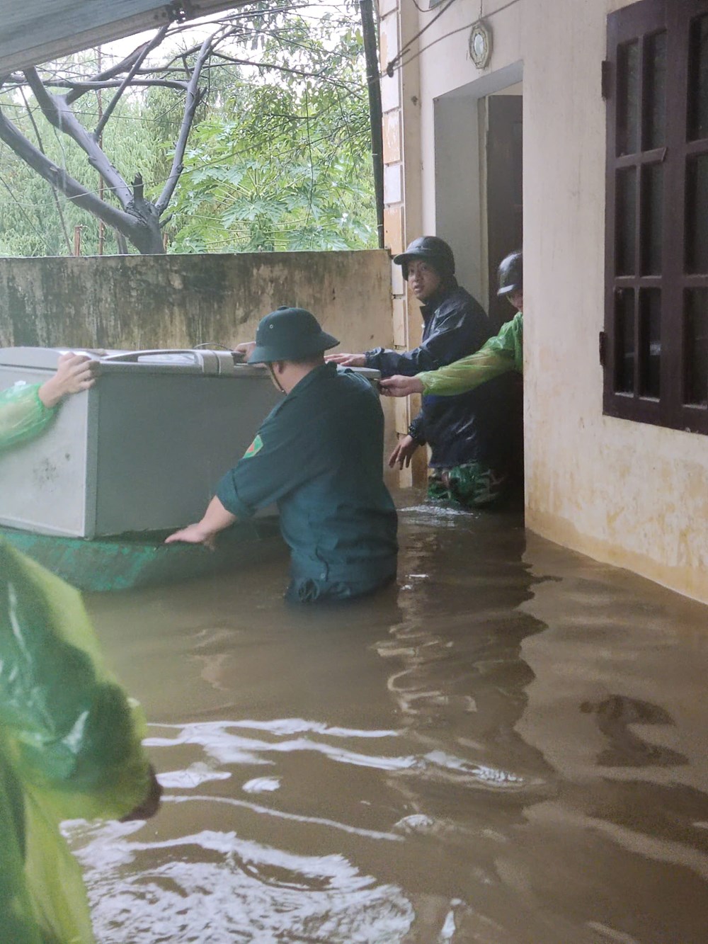 Sơn Tây ứng phó với diễn biến áp thấp nhiệt đới sau bão số 5 - ảnh 1