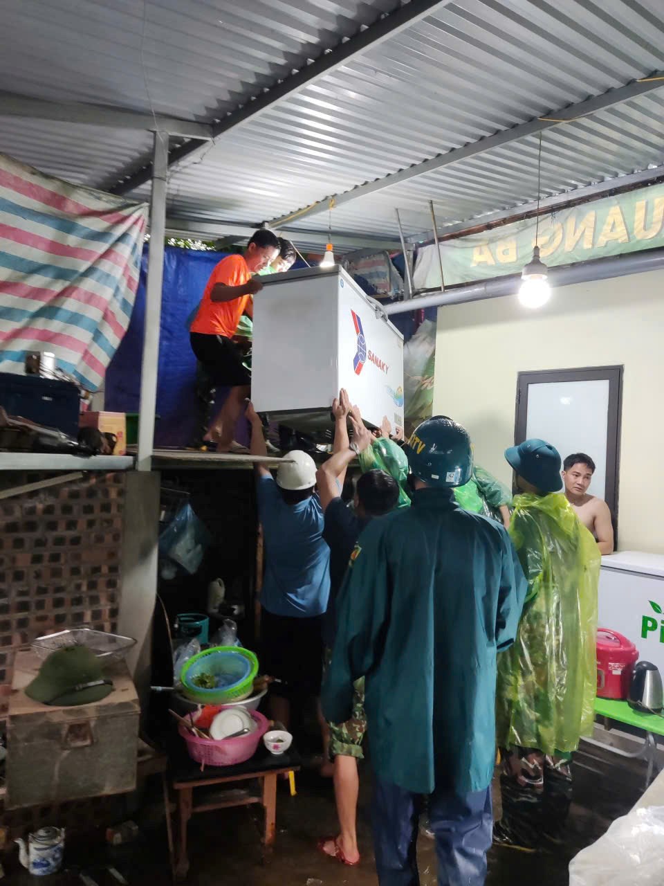 Sơn Tây ứng phó với diễn biến áp thấp nhiệt đới sau bão số 5 - ảnh 4