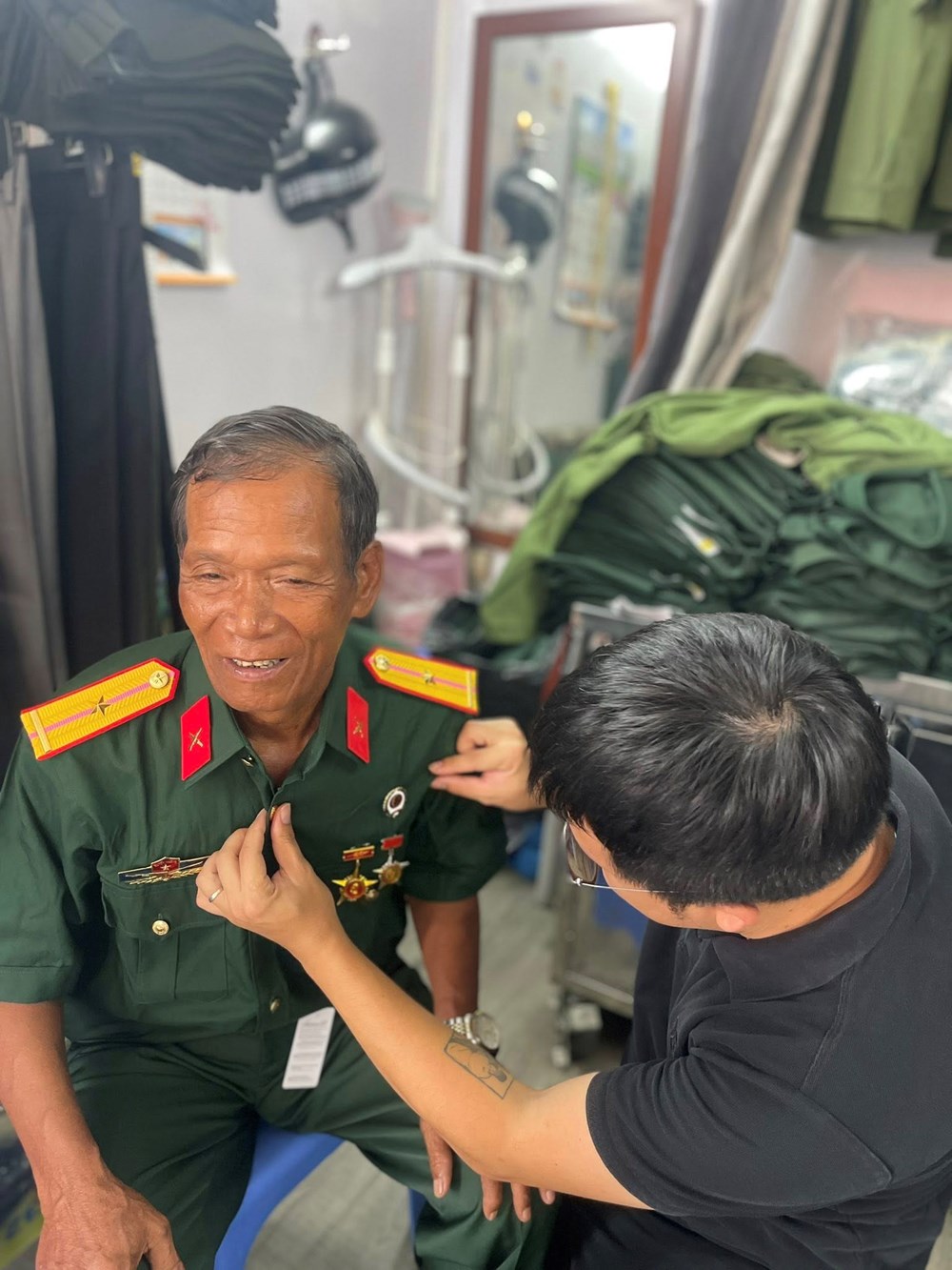 Người cựu binh dân tộc Cor lần đầu ra Thủ đô và câu chuyện ấm lòng về tình người Hà Nội - ảnh 2