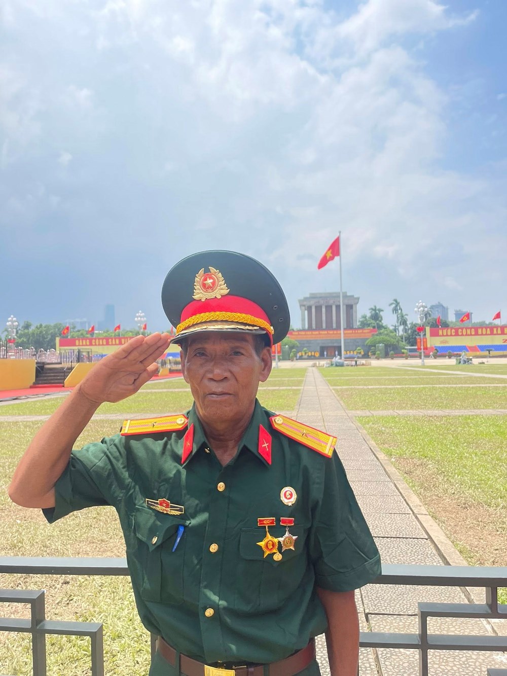 Người cựu binh dân tộc Cor lần đầu ra Thủ đô và câu chuyện ấm lòng về tình người Hà Nội - ảnh 4