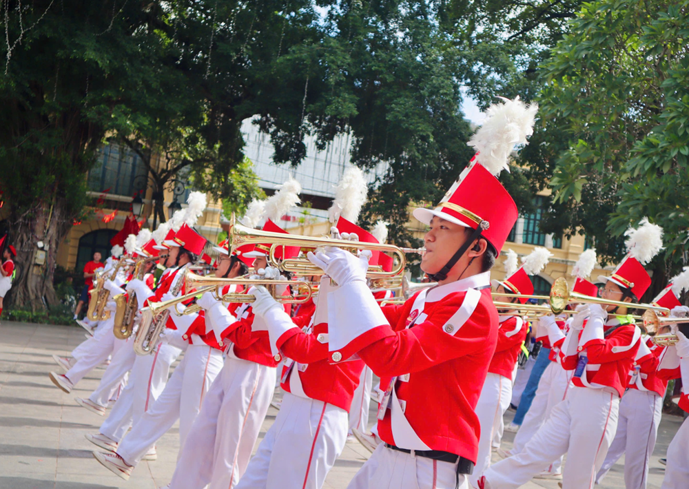 Đoàn nhạc kèn học sinh TP.HCM biểu diễn tại Tượng đài vua Lý Thái Tổ - ảnh 2