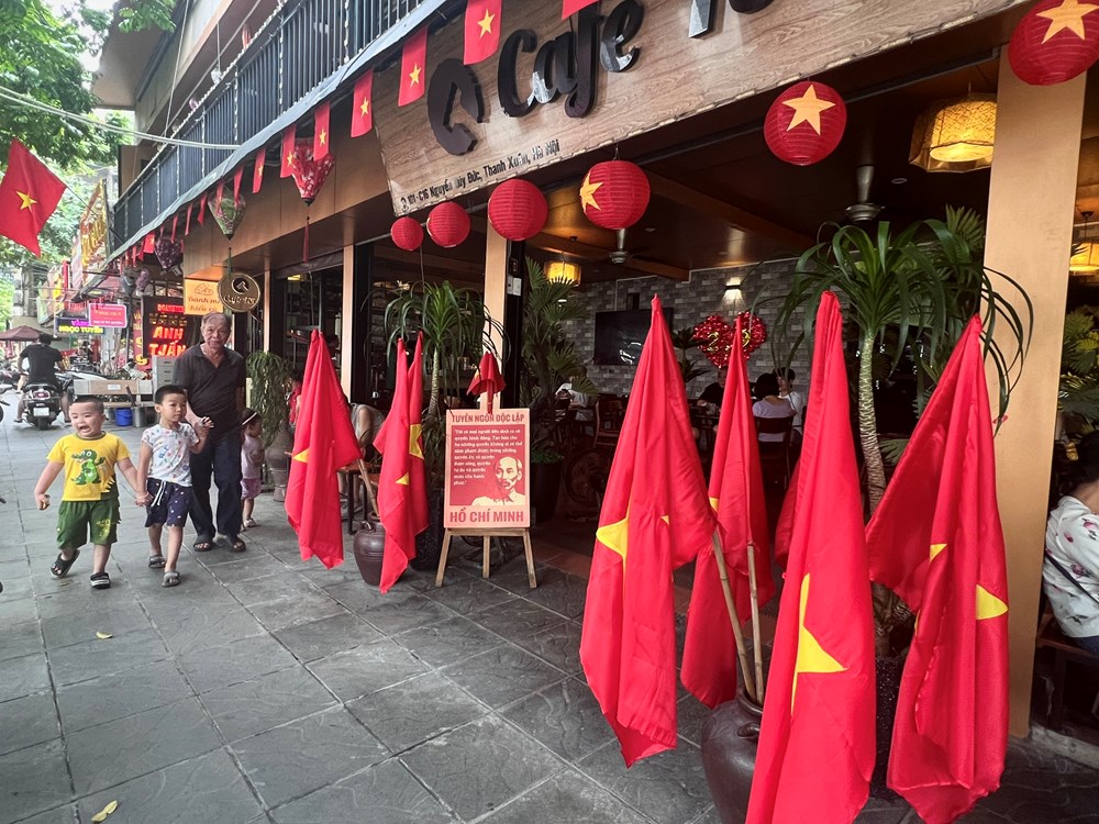 “Check in” ngõ nhỏ trang trí cờ hoa rực rỡ - ảnh 3