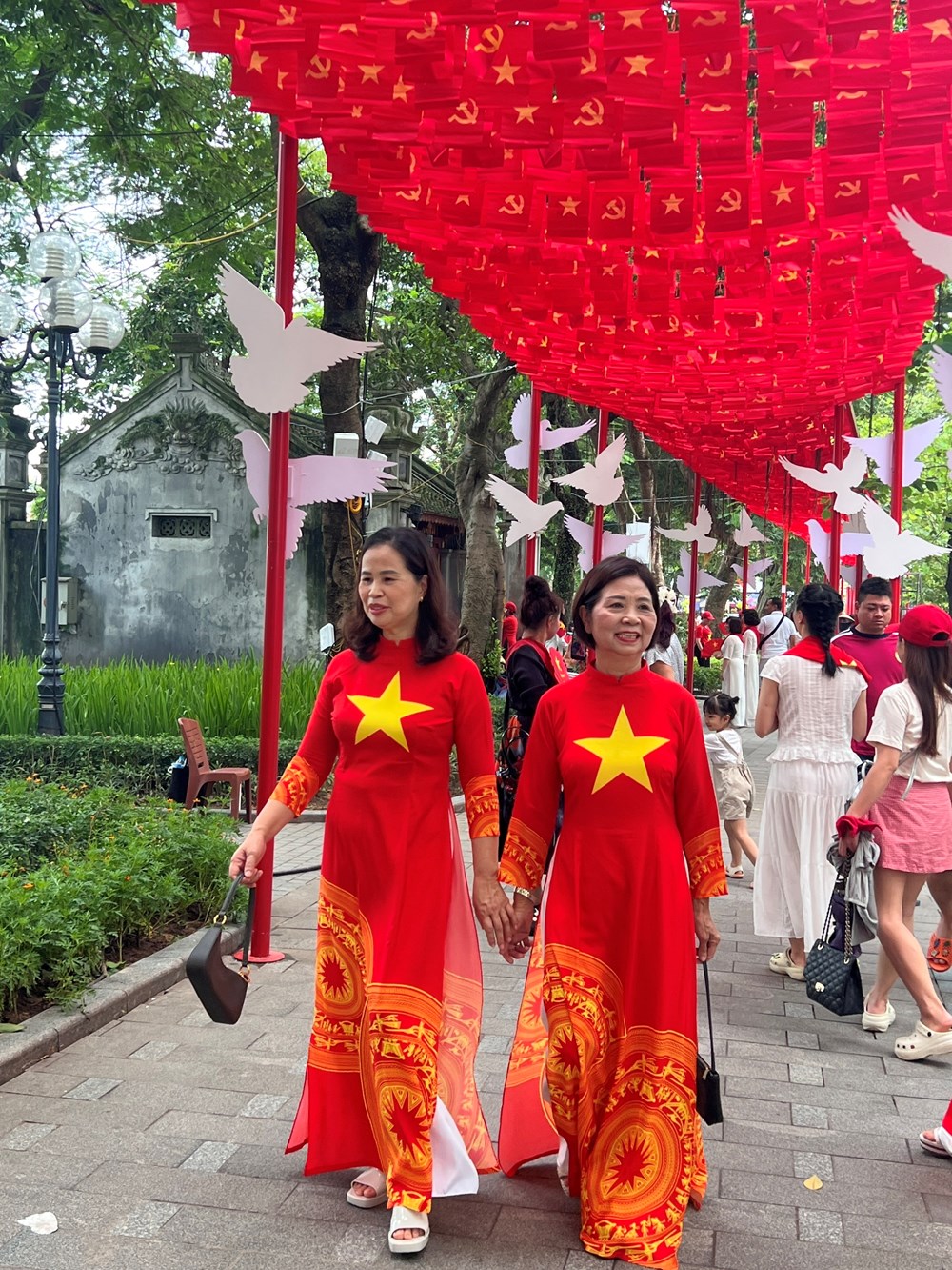 “Check in” ngõ nhỏ trang trí cờ hoa rực rỡ - ảnh 4