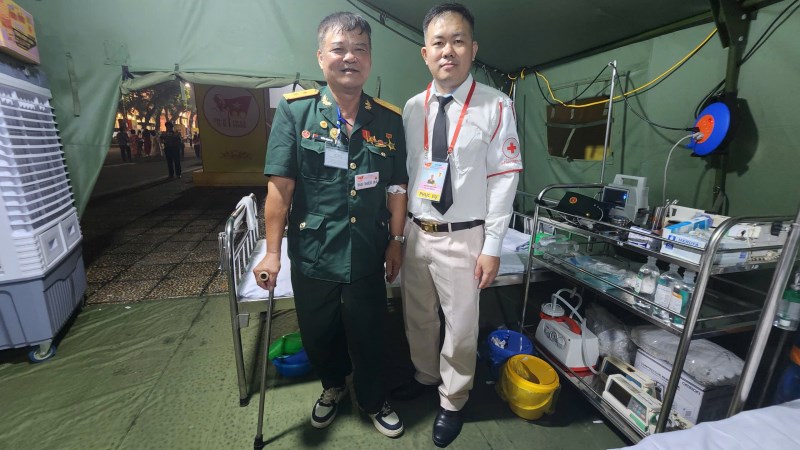 Sau khi được cấp cứu, nhiều cựu chiến binh không rời khán đài xem Lễ diễu binh, diễu hành - ảnh 2