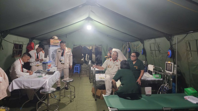 Sau khi được cấp cứu, nhiều cựu chiến binh không rời khán đài xem Lễ diễu binh, diễu hành - ảnh 3