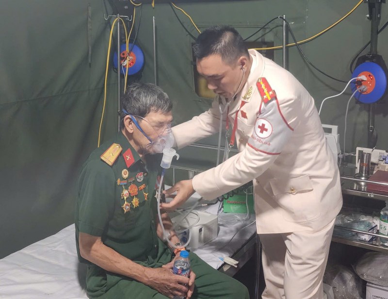 Sau khi được cấp cứu, nhiều cựu chiến binh không rời khán đài xem Lễ diễu binh, diễu hành - ảnh 1