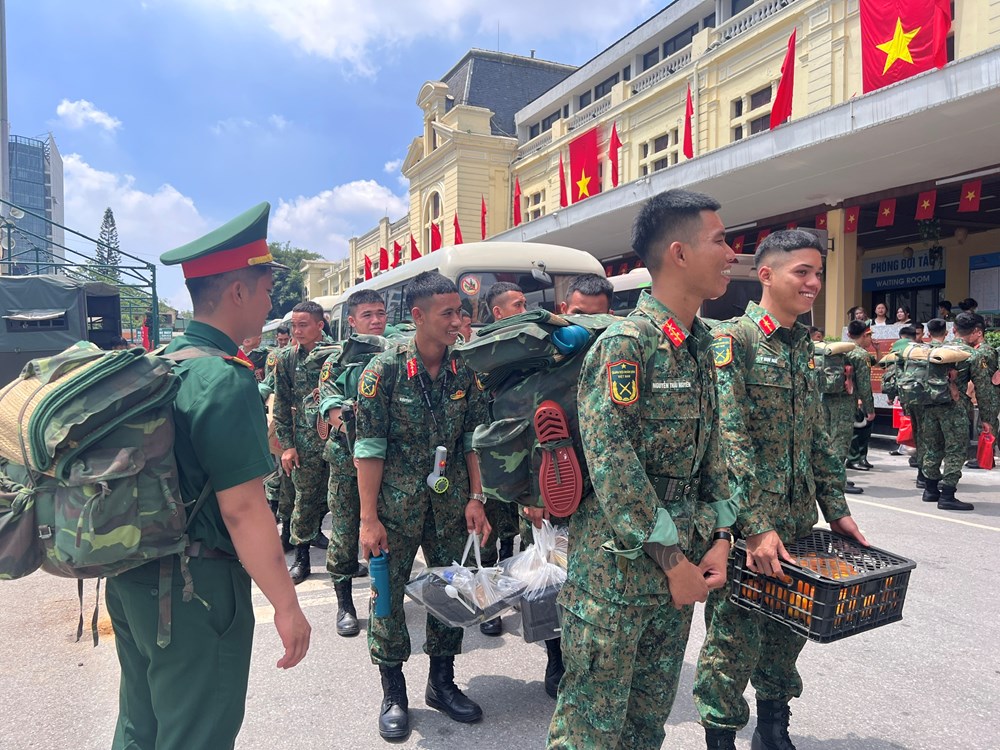 Người dân Hà Nội quyến luyến tạm biệt các khối diễu binh, diễu hành trở về đơn vị - ảnh 1