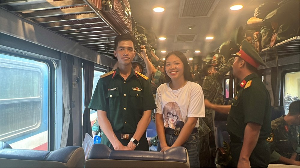 Người dân Hà Nội quyến luyến tạm biệt các khối diễu binh, diễu hành trở về đơn vị - ảnh 6