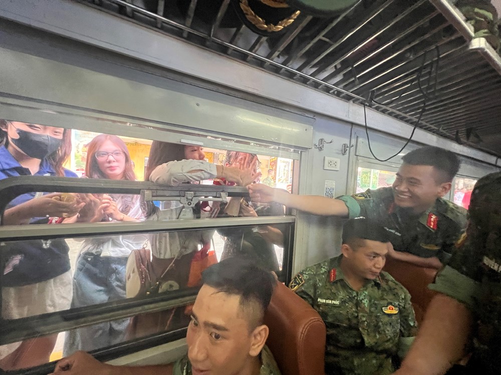 Người dân Hà Nội quyến luyến tạm biệt các khối diễu binh, diễu hành trở về đơn vị - ảnh 7