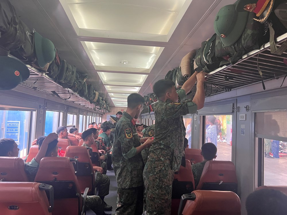 Người dân Hà Nội quyến luyến tạm biệt các khối diễu binh, diễu hành trở về đơn vị - ảnh 4