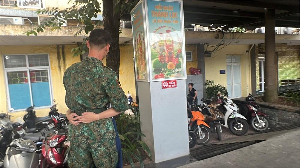 Người dân Hà Nội quyến luyến tạm biệt các khối diễu binh, diễu hành trở về đơn vị - ảnh 9