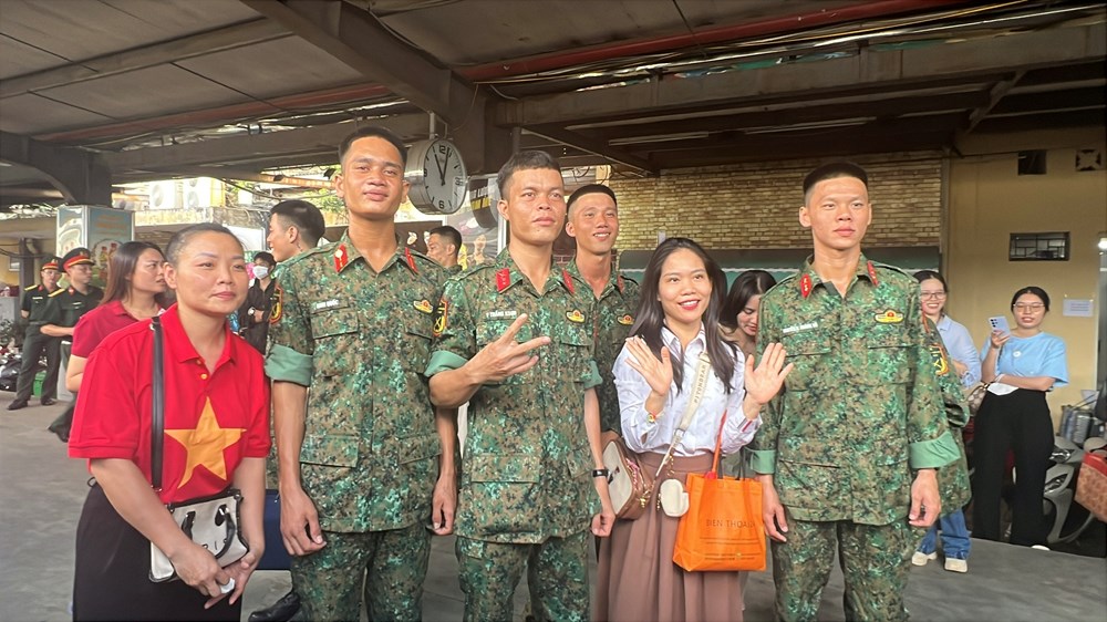 Người dân Hà Nội quyến luyến tạm biệt các khối diễu binh, diễu hành trở về đơn vị - ảnh 5