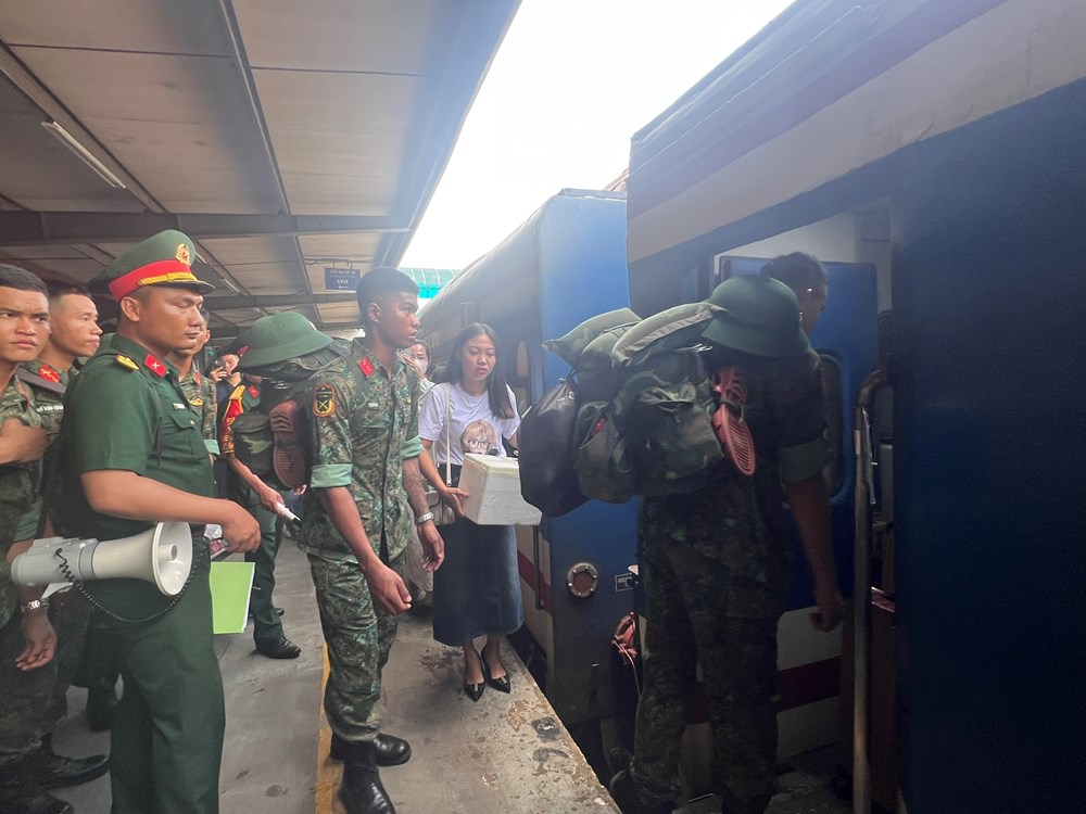 Người dân Hà Nội quyến luyến tạm biệt các khối diễu binh, diễu hành trở về đơn vị - ảnh 3