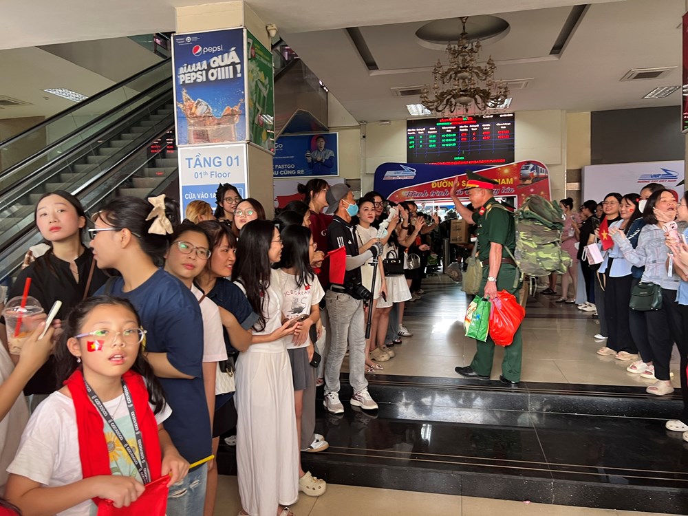 Người dân Hà Nội quyến luyến tạm biệt các khối diễu binh, diễu hành trở về đơn vị - ảnh 2
