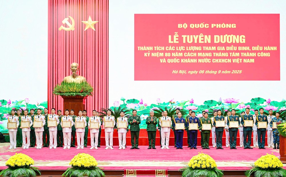 Bộ Quốc phòng tuyên dương tập thể, cá nhân tham gia Lễ diễu binh, diễu hành A80 - ảnh 3