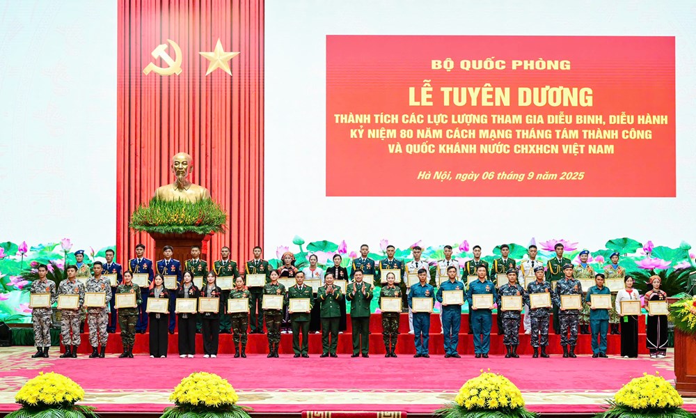 Bộ Quốc phòng tuyên dương tập thể, cá nhân tham gia Lễ diễu binh, diễu hành A80 - ảnh 4