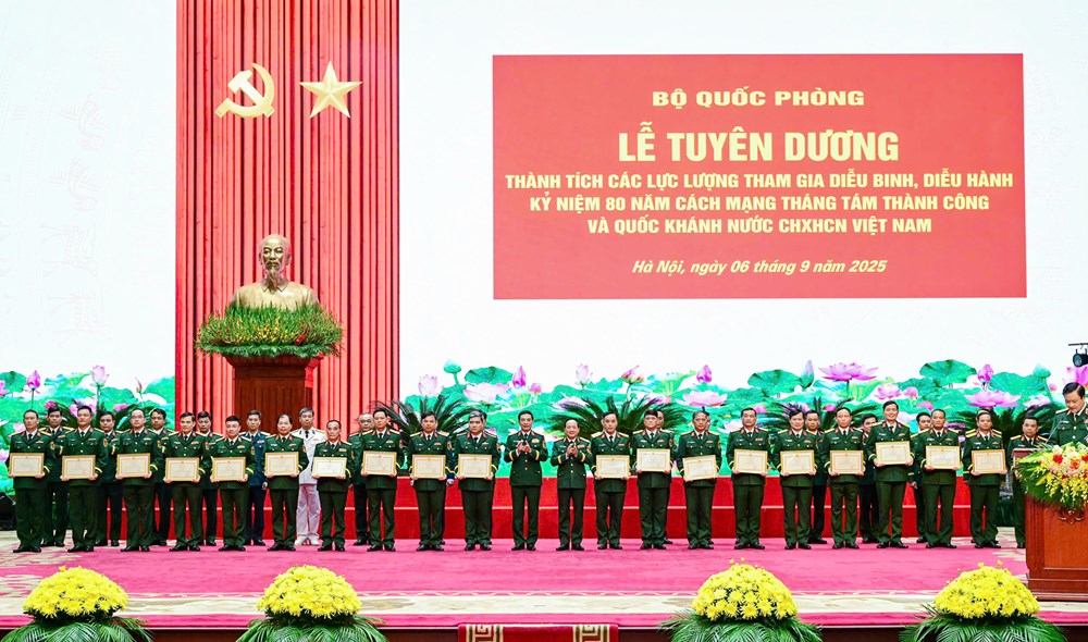 Bộ Quốc phòng tuyên dương tập thể, cá nhân tham gia Lễ diễu binh, diễu hành A80 - ảnh 2