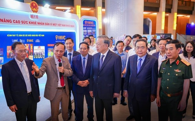 Công nghệ robot AI phẫu thuật tiên tiến tại Triển lãm Thành tựu y tế nổi bật ở tòa nhà Quốc hội - ảnh 1