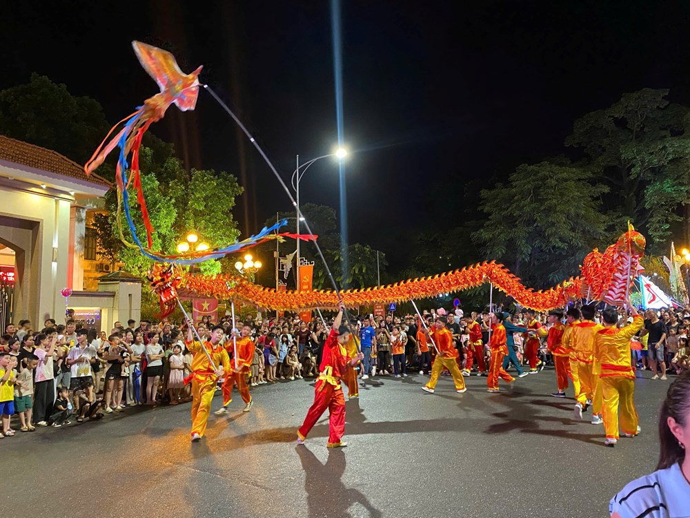 Sơn Tây rực rỡ Hội thi mô hình đèn Trung thu 2025 - ảnh 2