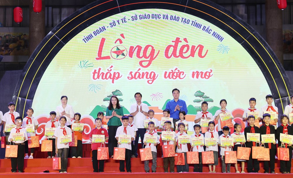 “Đêm hội Trăng rằm - Lồng đèn thắp sáng ước mơ” đến với trẻ em Bắc Ninh - ảnh 1