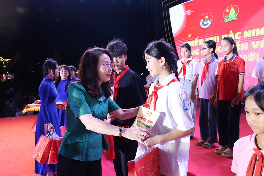 “Đêm hội Trăng rằm - Lồng đèn thắp sáng ước mơ” đến với trẻ em Bắc Ninh - ảnh 2