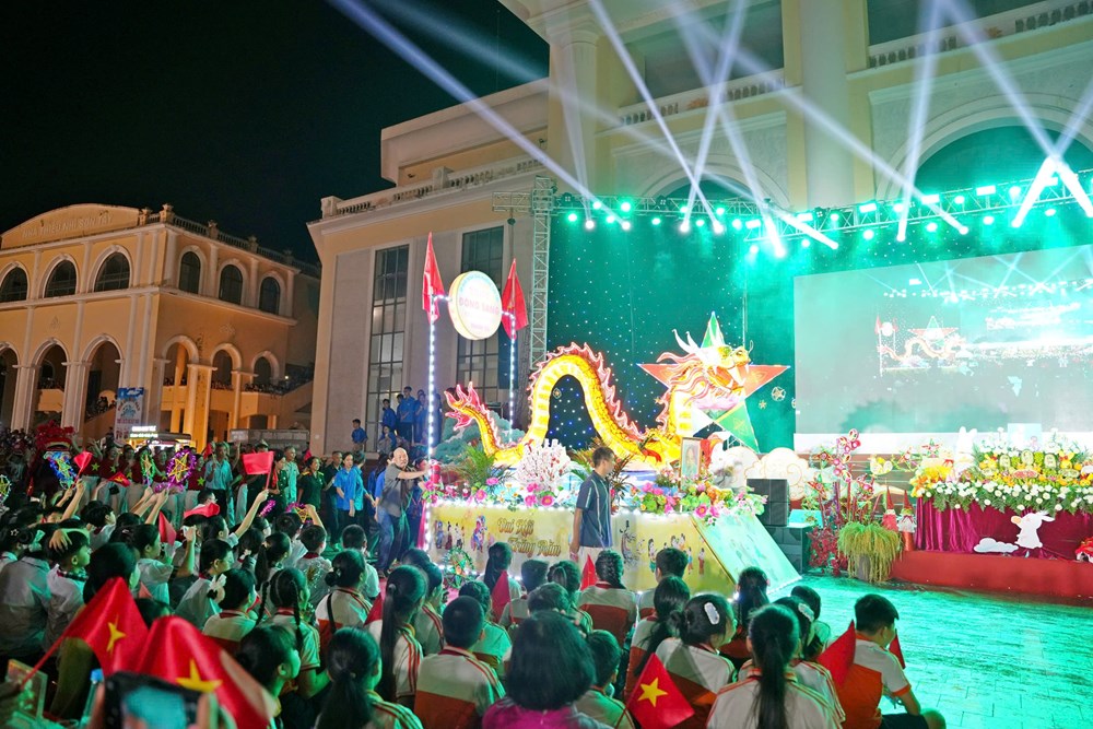 Phường Sơn Tây: Mô hình “Cá chép trông trăng” đoạt giải Quán quân Hội thi mô hình đèn Trung thu năm 2025 - ảnh 6