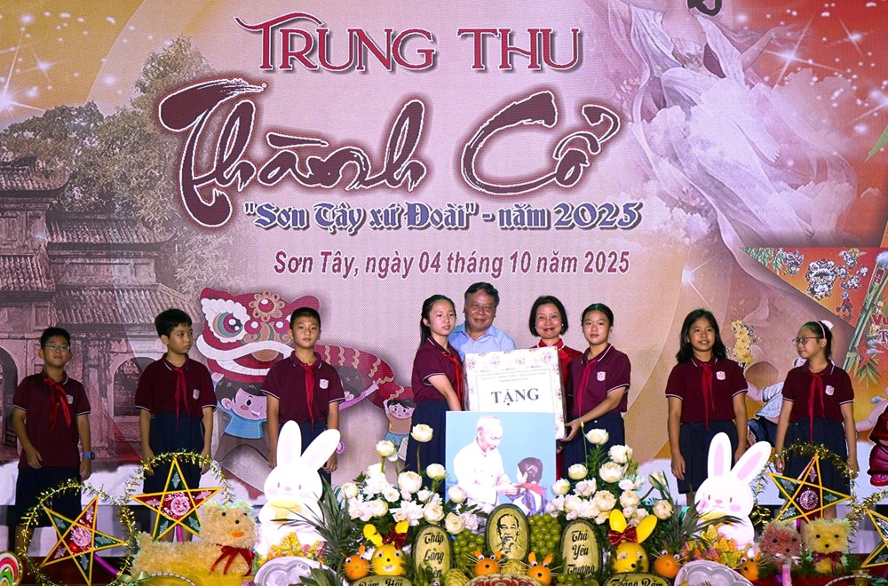 Phường Sơn Tây: Mô hình “Cá chép trông trăng” đoạt giải Quán quân Hội thi mô hình đèn Trung thu năm 2025 - ảnh 1