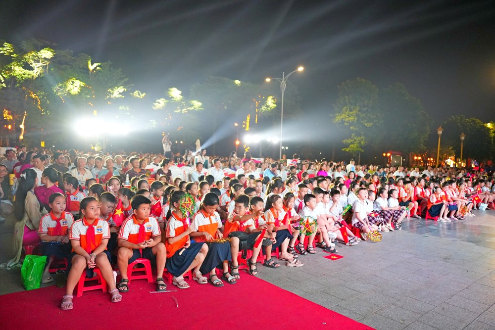 Phường Sơn Tây: Mô hình “Cá chép trông trăng” đoạt giải Quán quân Hội thi mô hình đèn Trung thu năm 2025 - ảnh 8
