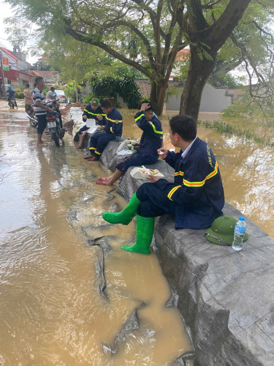 Bắc Ninh: Lực lượng chức năng và nhân dân bám trụ từng đoạn đê xung yếu - ảnh 5