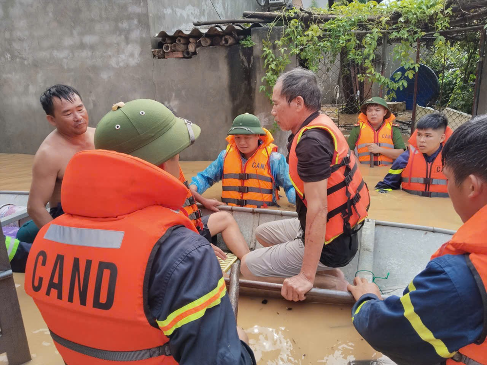 Công an Bắc Ninh tận tụy giúp bà con trong ngập lụt - ảnh 2