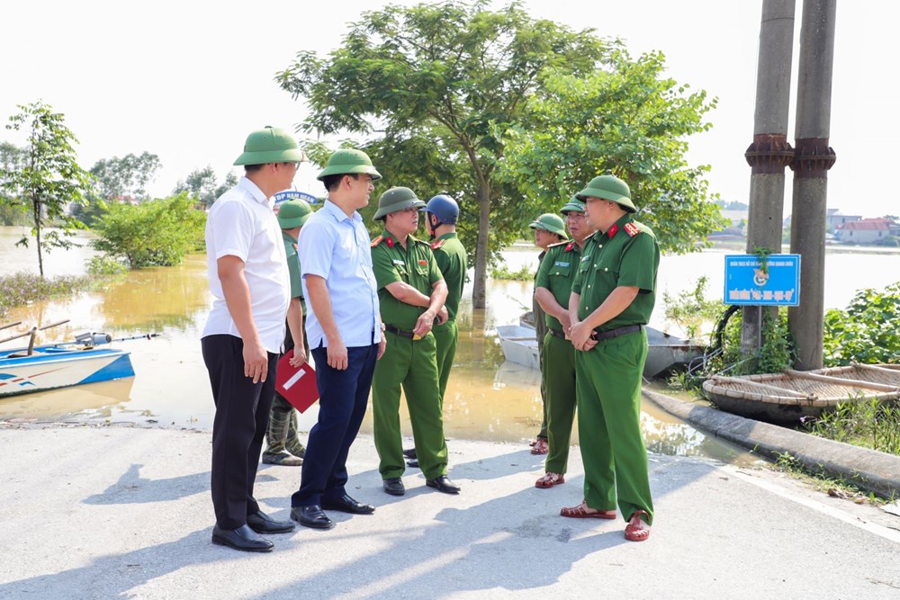 Công an Bắc Ninh tận tụy giúp bà con trong ngập lụt - ảnh 1